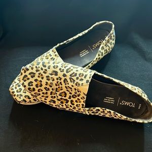 Toms leopard print like new